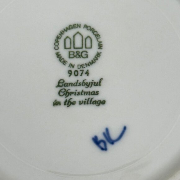 Bing & Grøndahl Porcelain Christmas Plate Vintage 1974 Christmas in the Village - Picture 4 of 4